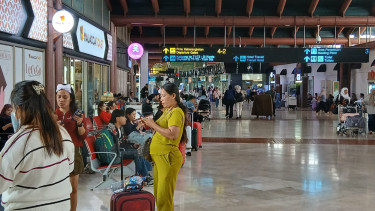 Suasana penumpang di Bandara Soetta, pada periode angkutan Lebaran 2025.