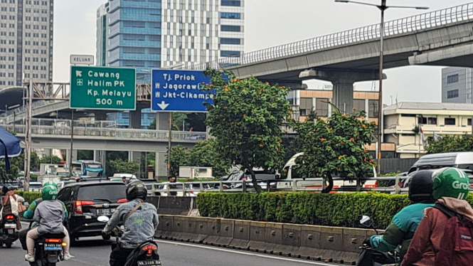 Pantauan Tol Dalam Kota mengarah ke Cikampek 