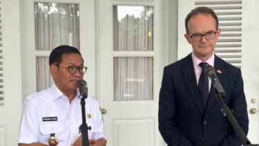 Gubernur Jakarta Pramono Anung dan Dubes Inggris untuk Indonesia Dominic Jermey.