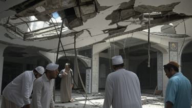 Plafon masjid tiba-tiba roboh dan menimpa jemaah yang sedang melaksanakan ibadah itikaf.
