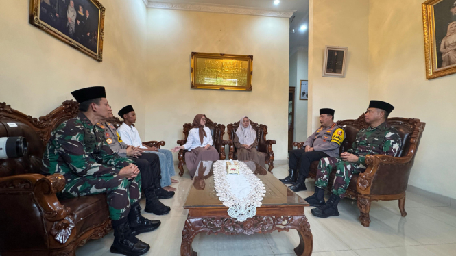 Kapolri dan Panglima ke kediaman almarhum Briptu Anumerta M. Ghalib Surya Ganta di Lampung Selatan.