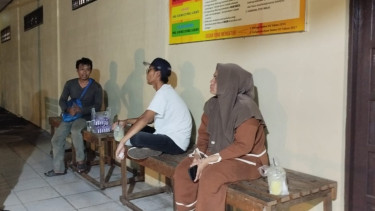 Keluarga wartawati asal Kalsel, Juwita usai menjalani pemeriksaan di Polres Banjarbaru - Foto Dok Faidur