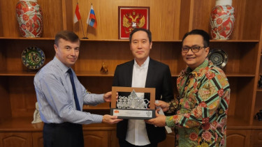 Ronald Kumalaputra dan Firtian Judiswandarta bersama Sergei Tolcheni