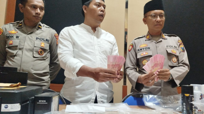 Kasat Reskrim Polres Batu AKP Rudi Kuswoyo menunjukkan barang bukti upal