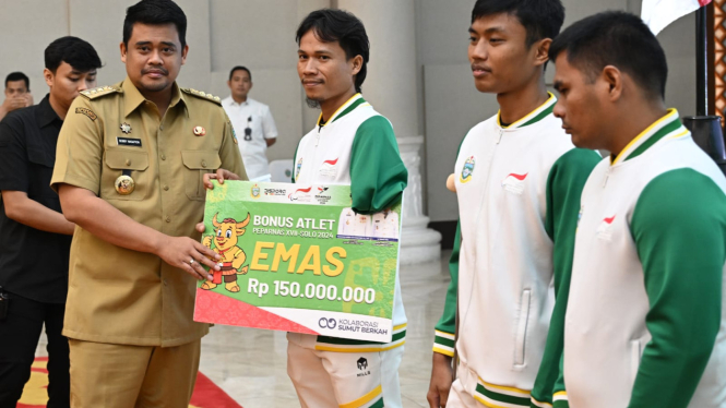 Gubernur Sumut Bobby Nasution  pemberian bonus/tali asih atlet dan pelatih berprestasi pada penyelenggaraan PON XXI Aceh-Sumut dan Peparnas XVII Solo tahun 2024 di Aula Raja Inal Siregar, Kantor Gubernur.(dok Pemprov Sumut)