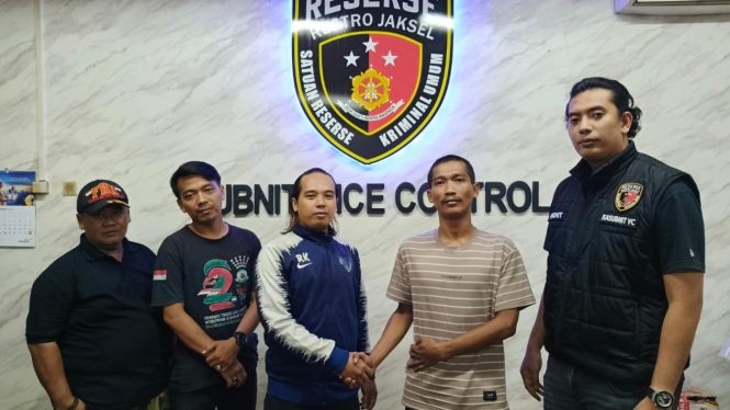 Polisi tangkap salah satu anggota organisasi masyarakat (Ormas) yang meminta jatah THR ke tukang cukur di Cilandak, Jaksel