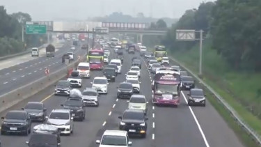 Ruas Tol Jakarta-Cikampek dipadati ribuan kendaraaan pemudik