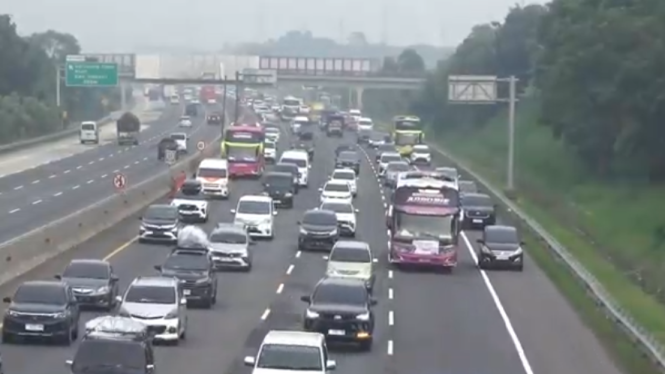 Ruas Tol Jakarta-Cikampek dipadati ribuan kendaraaan pemudik