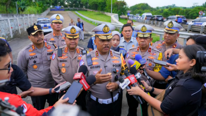 Kakorlantas Polri Irjen Pol Agus Suryonugroho  saat meninjau jalur tol Cipularang