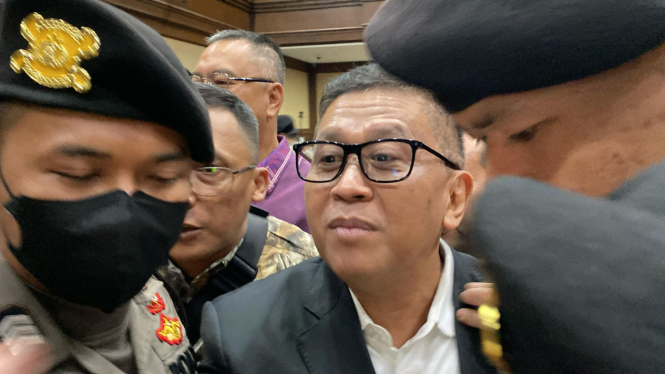 Sekjen PDIP Hasto Kristiyanto usai dengar tanggapan jaksa atas eksepsi yang diajukannya dalam kasus suap dan perintangan penyidikan PAW DPR RI