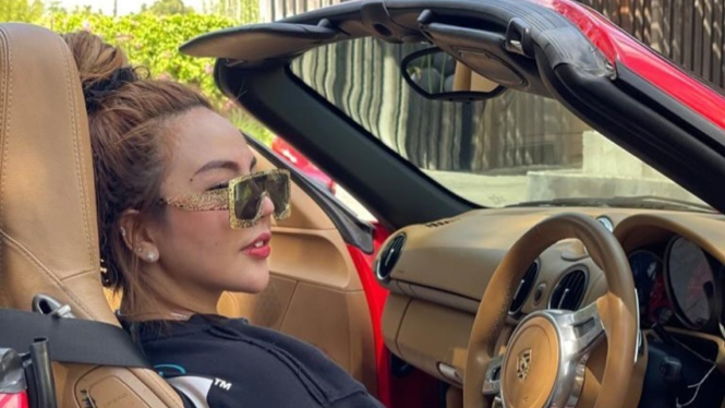 Lisa Mariana berpose di dalam mobil Porsche Cabriolet