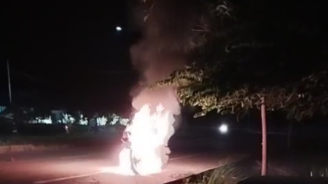 Warga Labuan Bajo Bakar Motornya Usai Ditilang Polisi