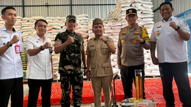 Gubernur Kalteng Agustiar Sabran mengecek stok pangan di kantor Bulog