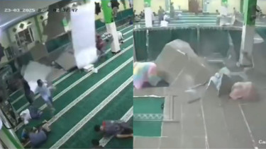 Viral Detik-detik Plafon Masjid Ambruk Saat Jamaah Tengah Menjalankan Ibadah