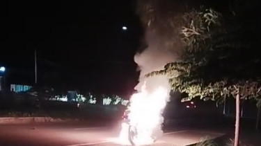 Pengendara di Manggarai Bakar Motor Sendiri Karena Protes Cara Tilang Polisi