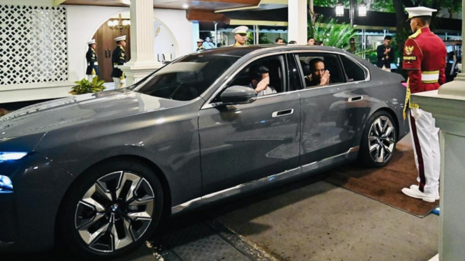 BMW i7 xDrive60 yang digunakan Jokowi