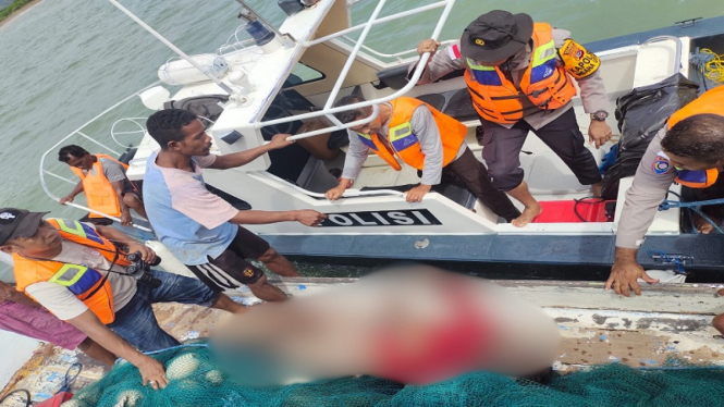 Tim SAR mengevakuasi jasad mantan Bupati TTU Raymundus Sau Fernandes