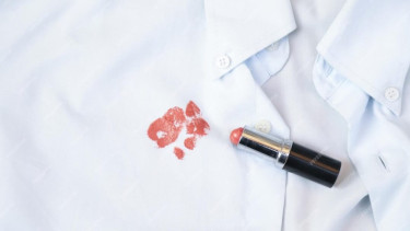 Ilustrasi Noda Lipstik di Baju