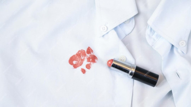 Ilustrasi Noda Lipstik di Baju
