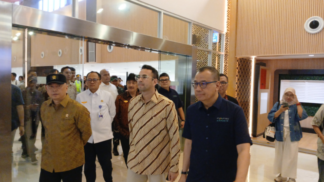Utusan Khusus Presiden Bidang Pembinaan Generasi Muda dan Pekerja Seni, Raffi Ahmad (tengah) saat cek fasilitas di Terminal 2F, Bandara soetta, Tangerang