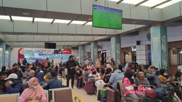 Suasana Stasiun Pasar Senen saat arus mudik.