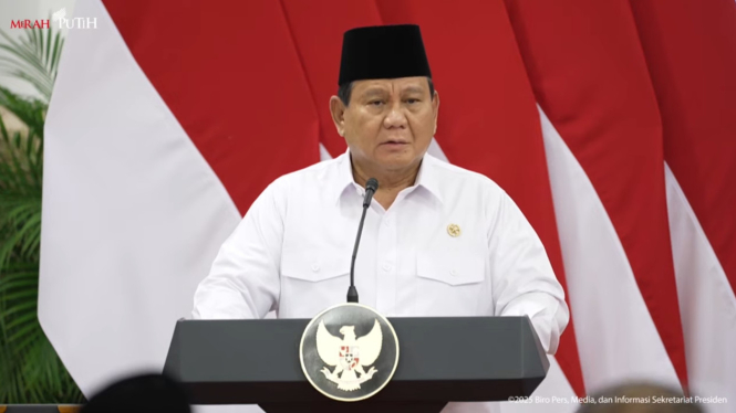 Presiden RI Prabowo Subianto saat menyerahkan pembayaran zakat kepada Badan Amil Zakat Nasional (Baznas) di Istana Negara, Jakarta Pusat, Kamis, 27 Maret 2025 (sumber: tangkapan layar YouTube Sekretariat Presiden)