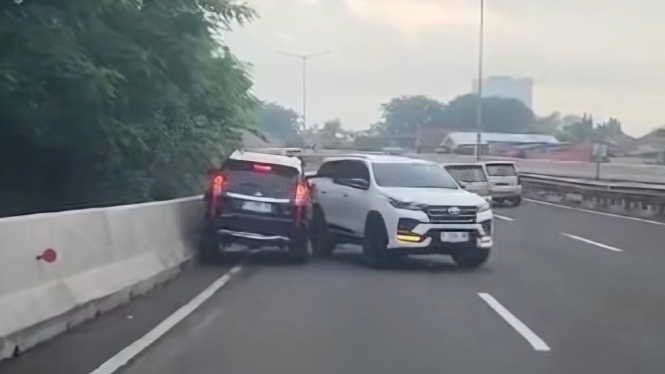 Viral dua mobil SUV ladder frame saling menabrakkan diri