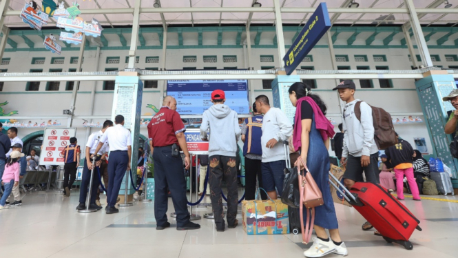 Puncak Arus Mudik 2025 di Stasiun Pasar Senen