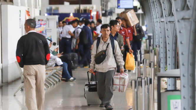 Penumpang di Stasiun Pasar Senen
