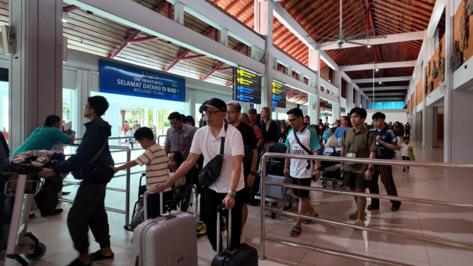 Suasana lalu lintas penumpang di Bandara Ngurah Rai Bali