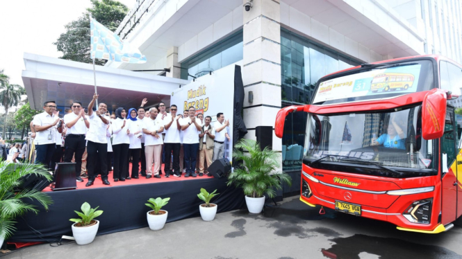 Menteri ESDM dan Dirut Pertamina melepas keberangkatan pemudik