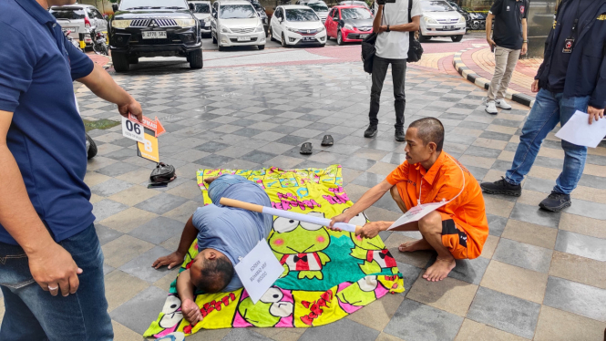 Rekonstruksi atau reka ulang adegan pembunuhan terhadap pengemudi ojek online di Bekasi yang jasadnya dibungkus tikar.