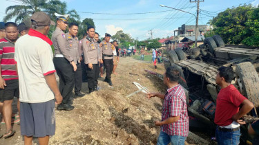 Polisi Cek Kecelakaan Mobil ALS
