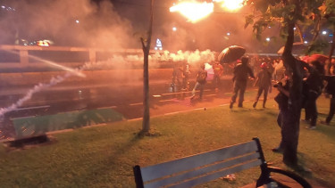 Tak terima aksi mereka dihentikan, para demonstran merespons dengan melempar bom molotov dan kembang api ke arah aparat keamanan.