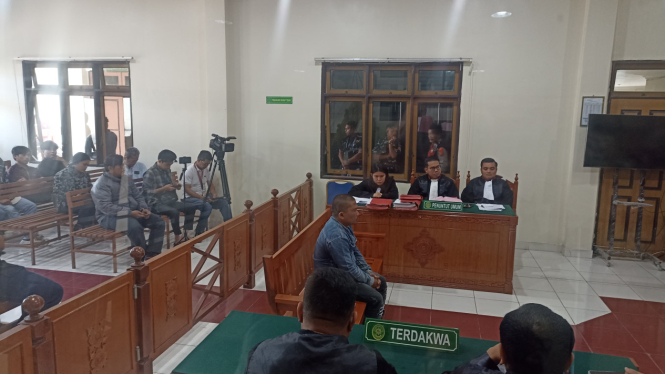 Sidang kasus pembunuhan berencana wartawan di PN Kabanjahe, Kabupaten Karo, tiga terdakwa dituntut mati.(B.S.Putra/VIVA)