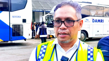 [Senior Vice President (SVP) Komersil dan Pengembangan Usaha DAMRI, Agus Hari Survijanto, saat ditemui di pool DAMRI, kawasan Kemayoran, Jakarta Pusat, Kamis, 27 Maret 2025]