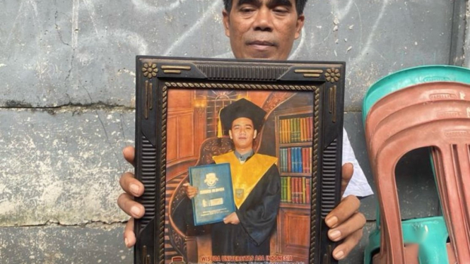 Kematian Soleh menyisakan duka mendalam bagi keluarga, terutama sang ibu, Diana (43), yang meyakini putranya menjadi korban sindikat perdagangan orang.