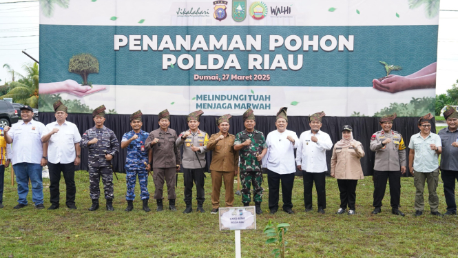 Polda Riau melaksanakan aksi penanaman pohon