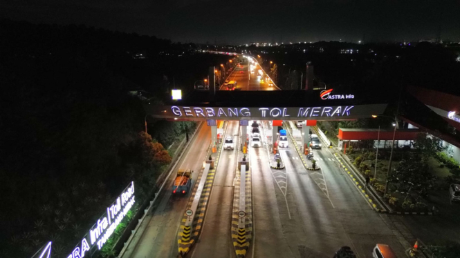 Antrean Kendaraan Pemudik di Gerbang Tol Merak.