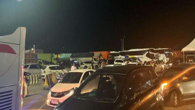 Kendaraan pemudik yang hendak masuk ke dalam kapal di Pelabuhan Bakauheni.