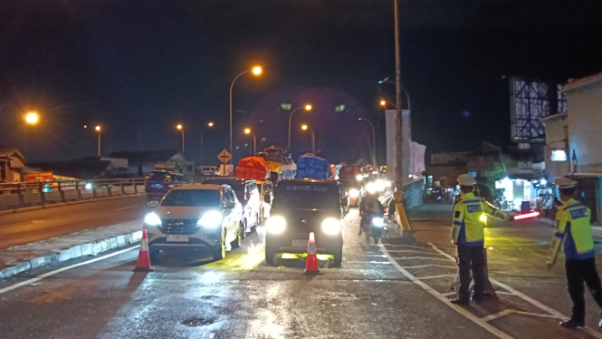 Buka Tutup Kendaraan di Jalan Cikuasa Atas.