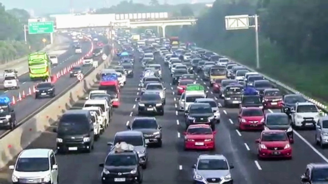 Kemacetan panjang terjadi di ruas Tol Jakarta-Cikampek
