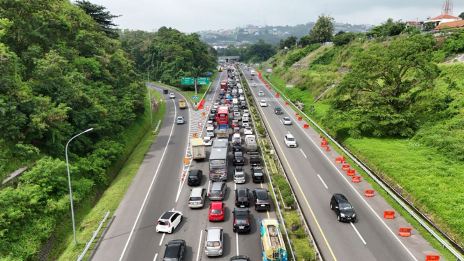 Rekayasa lalu lintas one way saat arus mudik lebaran (dok. Jasa Marga)