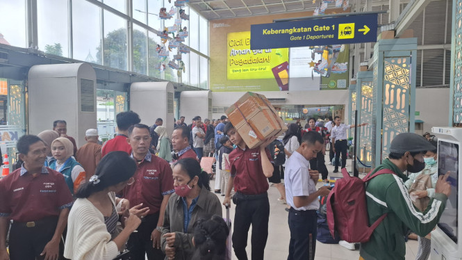 Suasana Stasiun Pasar Senen saat arus mudik.