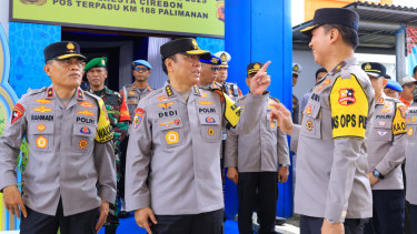 Irwasum Polri Komjen Dedi Prasetyo meninjau posko selama arus mudik (dok. Polri)