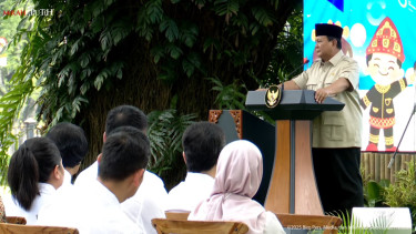 Presiden RI Prabowo Subianto saat meneken PP tentang Tata Kelola Penyelenggaraan Sistem Elektronik dalam Perlindungan Anak di Istana Kepresidenan, Jakarta Pusat, Jumat, 28 Maret 2025 (sumber: tangkapan layar YouTube Sekretariat Presiden)