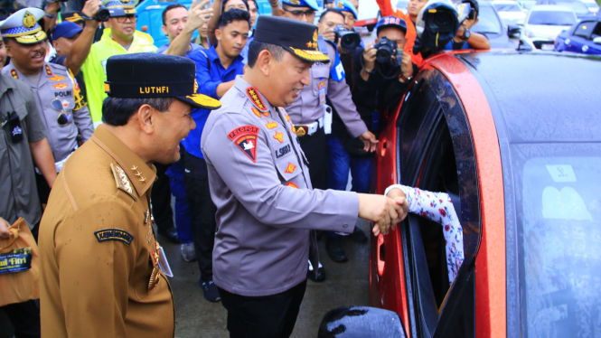 Kapolri Jenderal Polisi Listyo Sigit Prabowo sapa pemudik. 