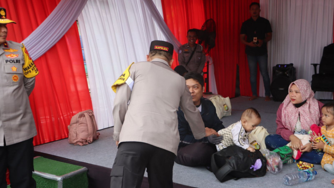 Kapolda Metro Jaya Irjen Pol Karyoto saat Mengecek Pos Pelayanan di Bekasi (dok. istimewa)
