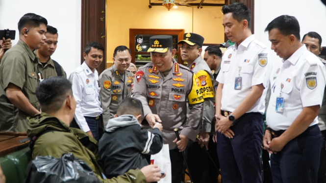 Kapolri Jenderal Polisi Listyo Sigit Prabowo tinjau arus mudik di Stasiun Tugu Yogyakarta.