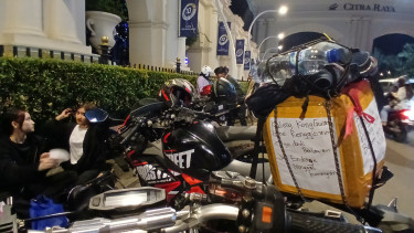 Para pemudik yang beristirahat di pinggir jalan kawasan Citra Raya, Tangerang sebelum menuju Pelabuhan Ciwandan, Banten